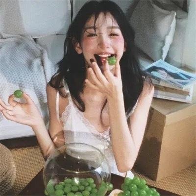 皎若云间月